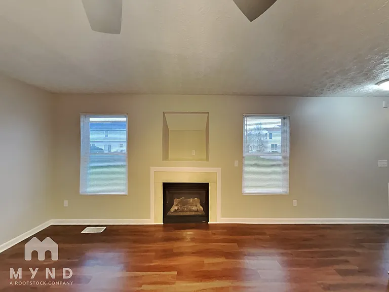 585 Allis Pl E — Photo 5