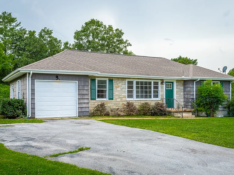 732 Munro Rd — Photo 2