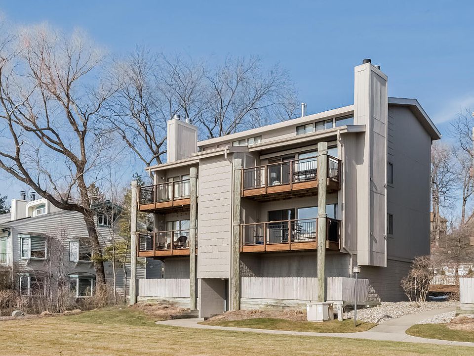 1st image of 555 Lake St #15