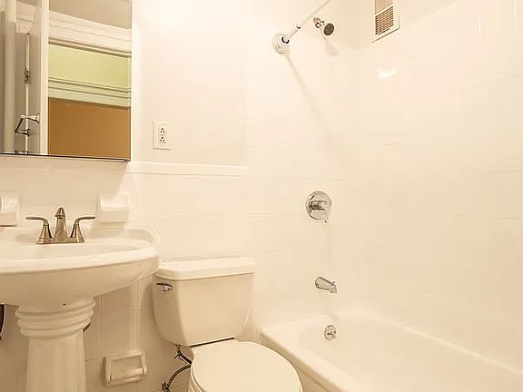 2nd image of 140 W 72nd St APT 3B
