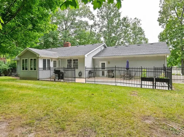 301 Oakwood Dr, Albion, IN 46701