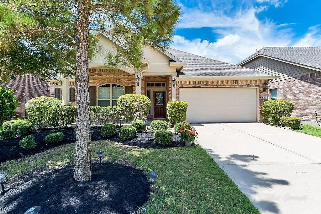 4 bed, 2.0 bath, 2217 sqft, $2,295 — Photo 1