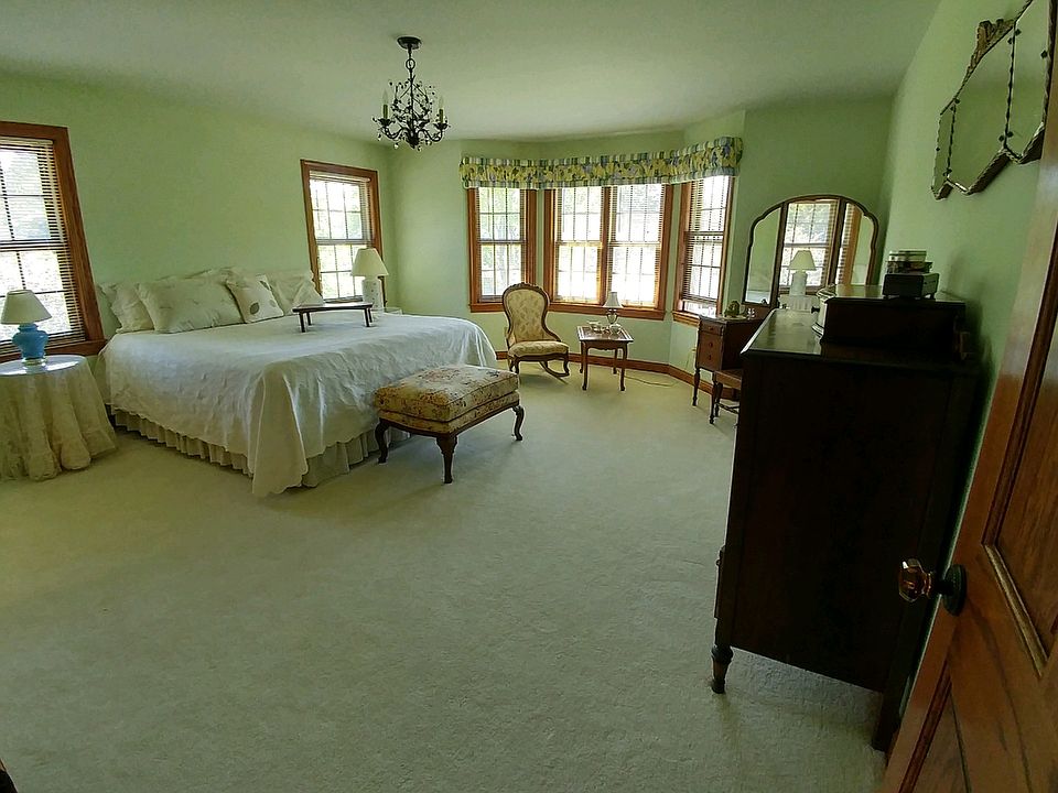 U/L bedroom w/bath