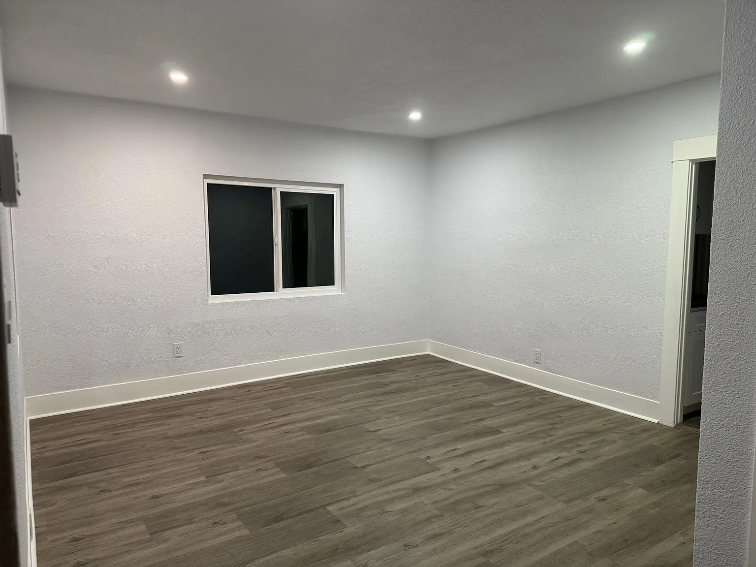 3 bed, 1100 sqft, $3,100 — Photo 4