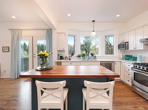 325 Harmston Ave, Courtenay, BC V9N 2X1