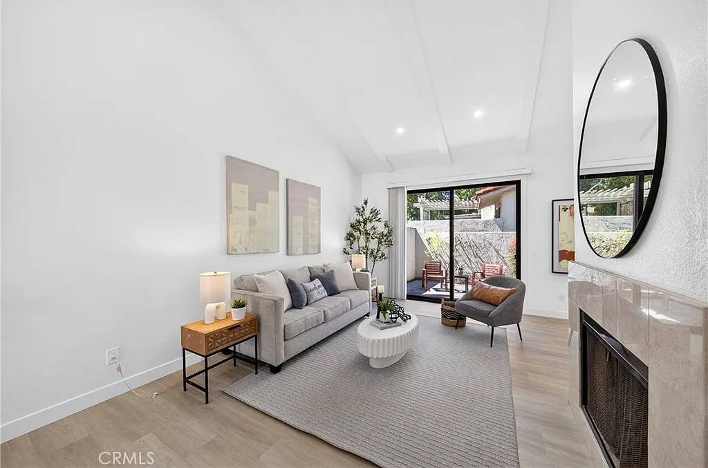 2 bed, 2.5 bath, 1186 sqft, $3,600 — Photo 3