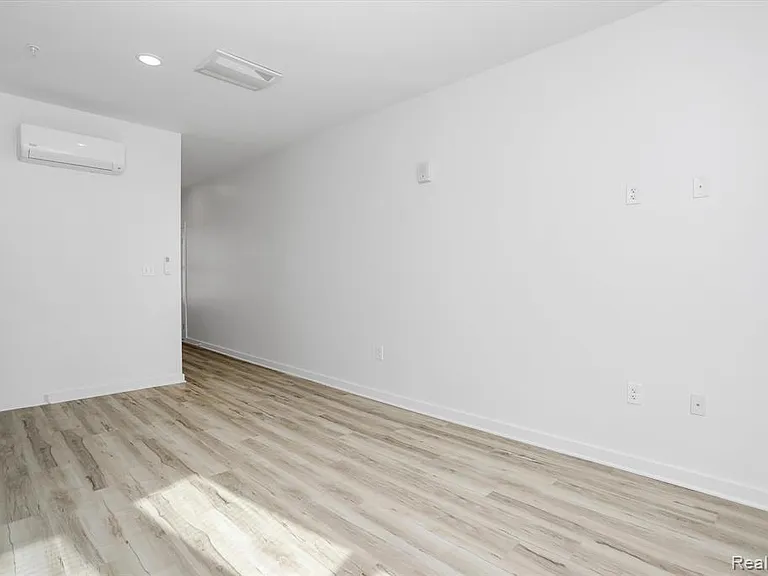 799 E Grand Blvd #8 — Photo 4