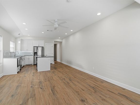 4th image of 802-804 N Broughton St
