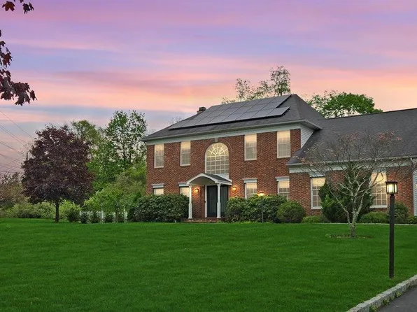 15 Wellington Ct, Shelton, CT 06484