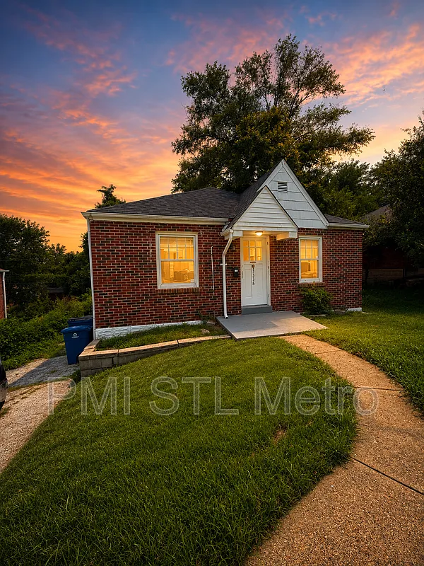 2 bed, 1.5 bath, 918 sqft, $995 — Photo 1