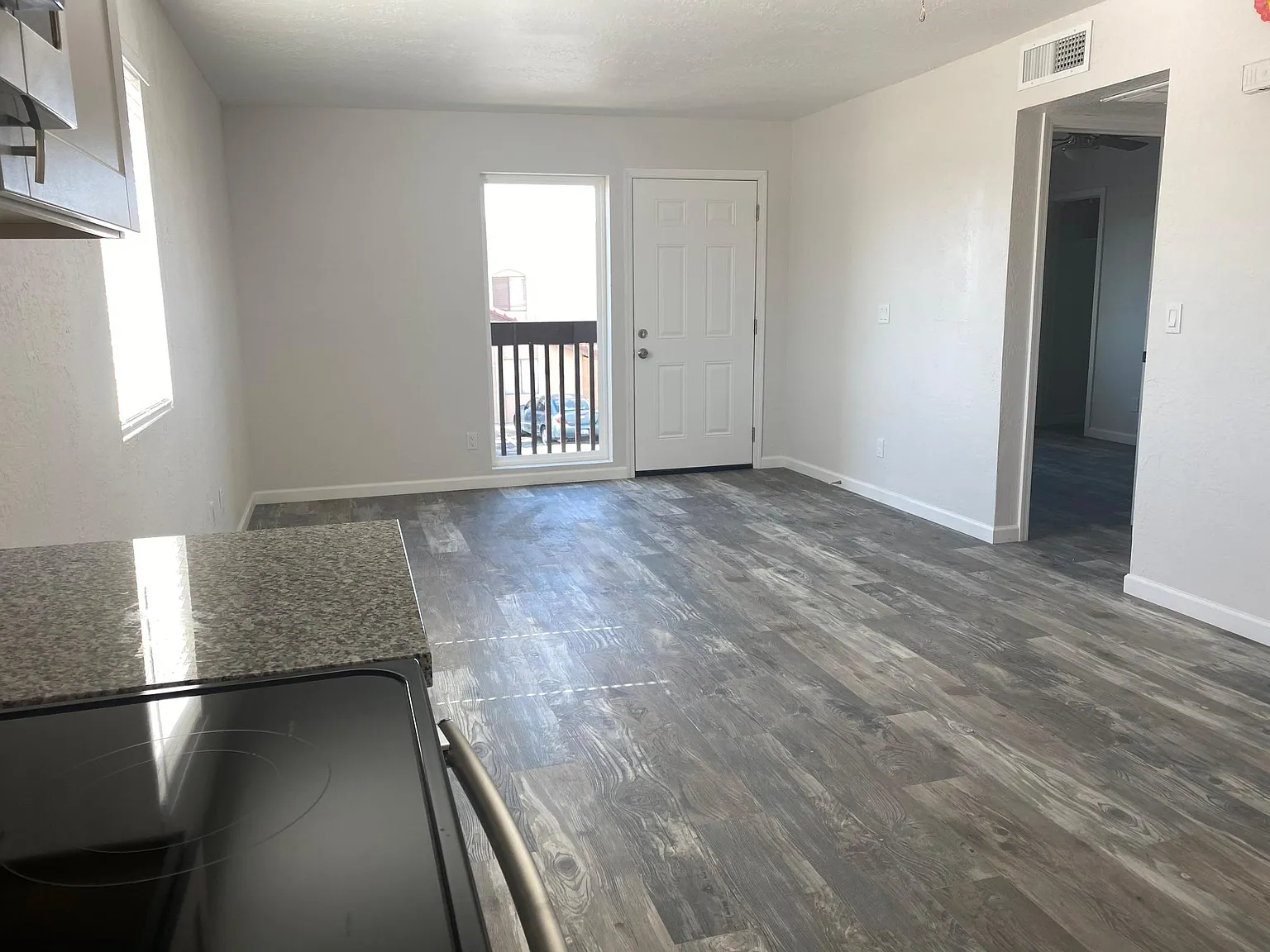 2 bed, 750 sqft, $1,300 — Photo 2