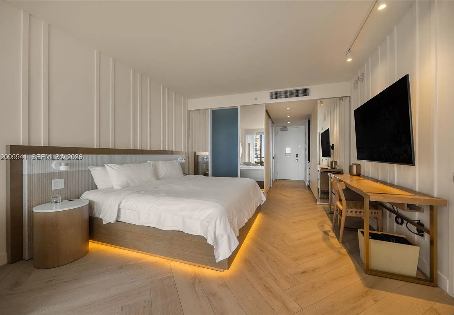 2201 Collins Ave Condo — Photo 2