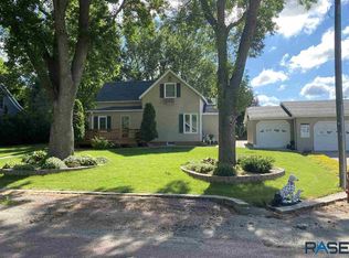 513 S Church Ave, Hills, MN 56138