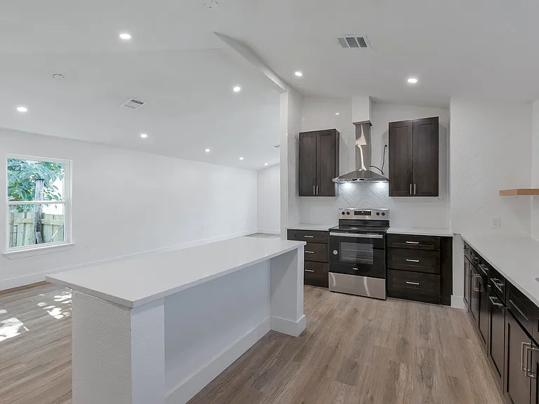 1023 Strickland St — Photo 5