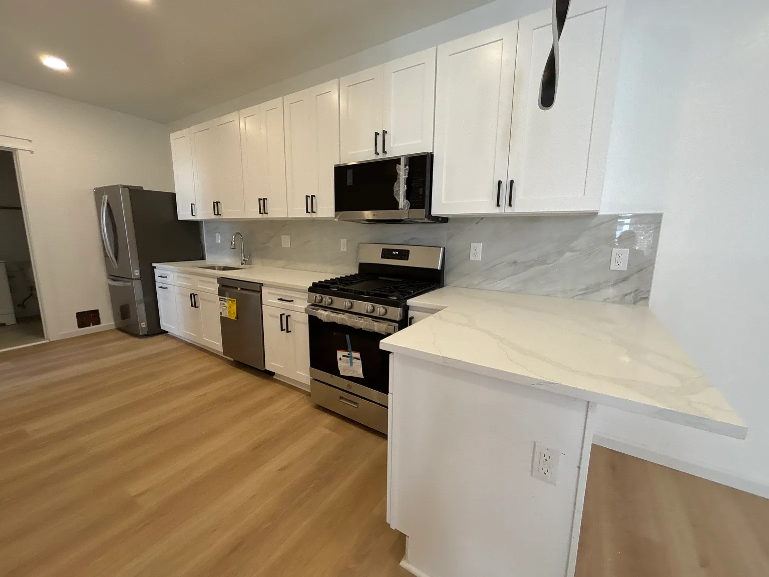 3 bed, $1,900 — Photo 2
