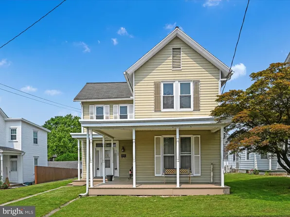 108 S 9th St, Akron, PA 17501