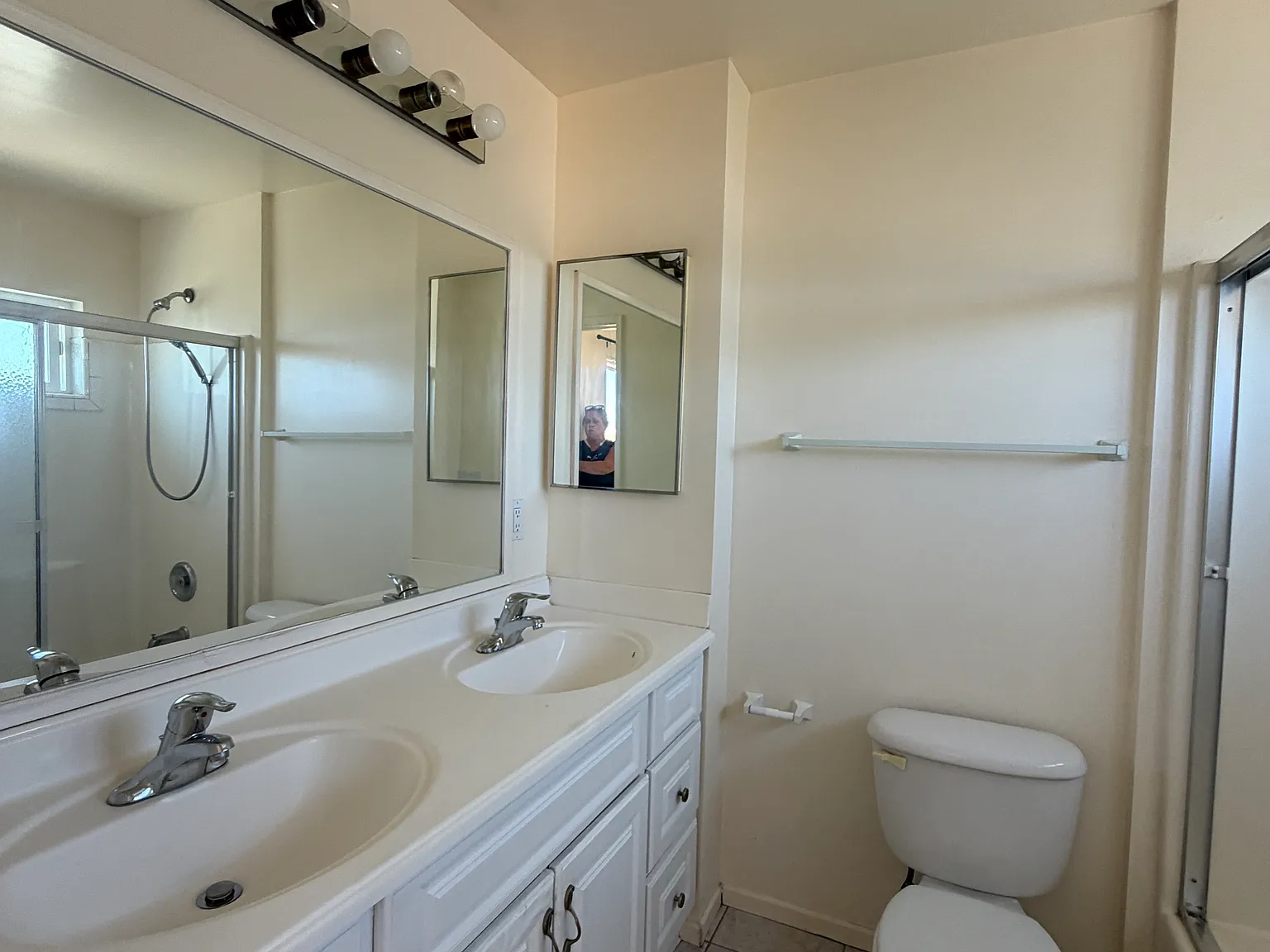 3 bed, 2400 sqft, $4,295 — Photo 3