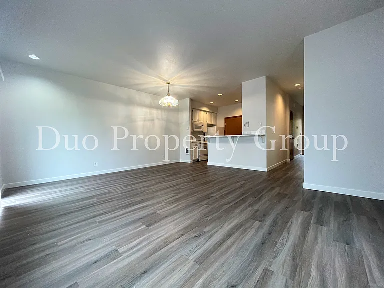 606 S 41st Ct — Photo 5