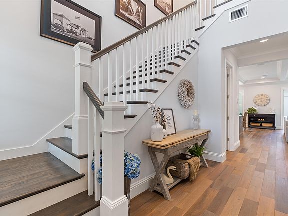 5th image of 329 NE 7th Avenue