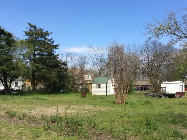 300 S 10th St, Honey Grove, TX 75446