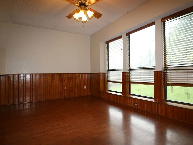 420 Birchwood Ln — Photo 5