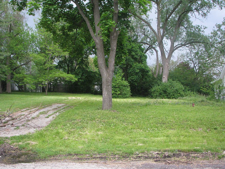 1st image of 150 E Shorewood Dr