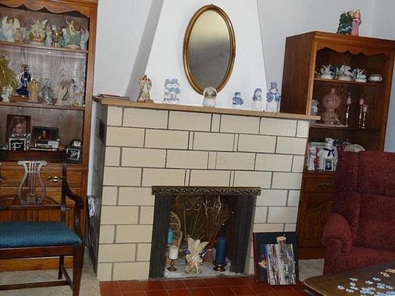4th image of 215 W 6th St