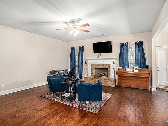 4th image of 100 Lavender Way