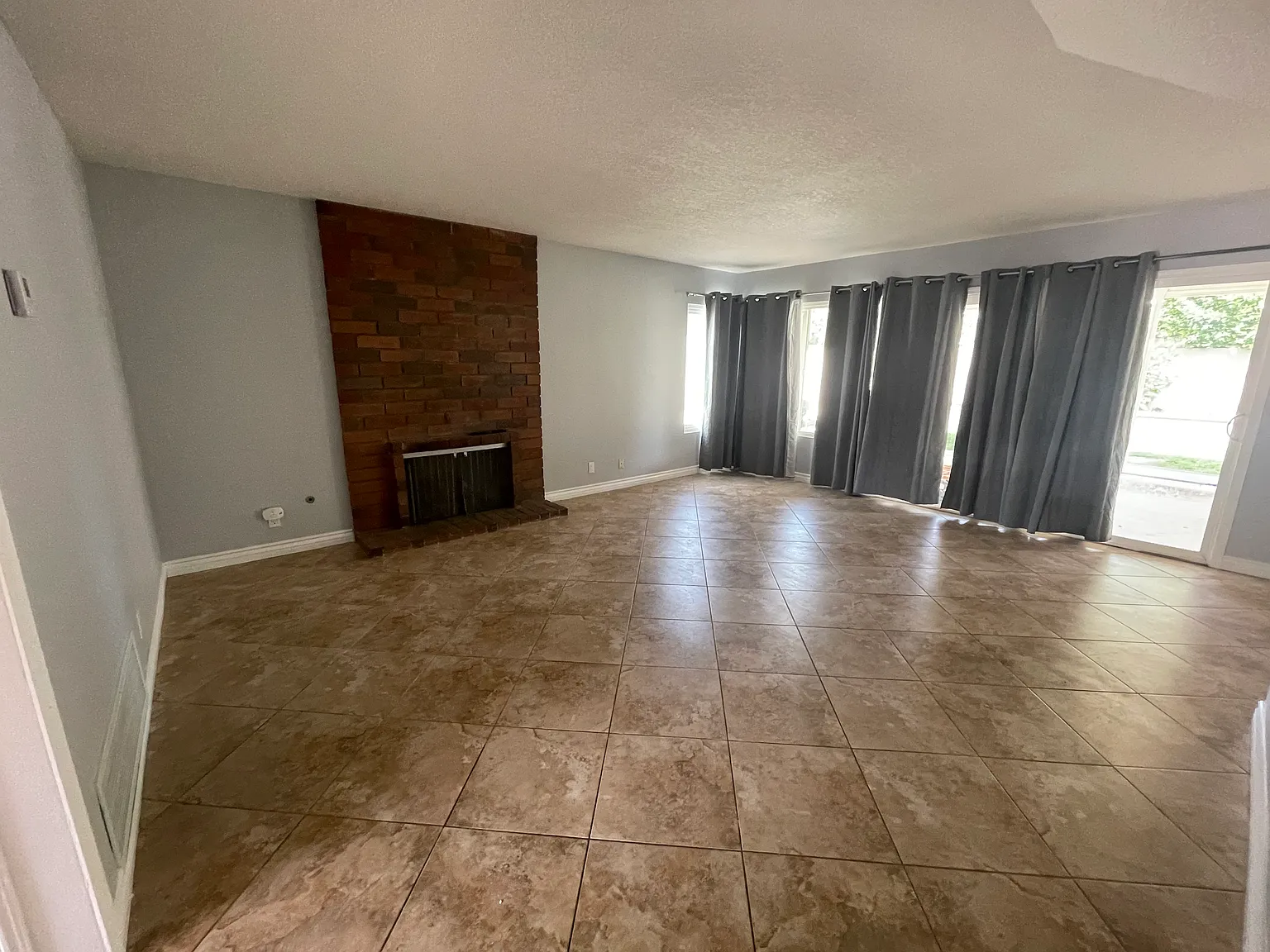 4 bed, 2.5 bath, 2162 sqft, $4,200 — Photo 4