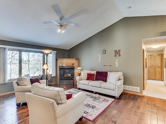 3rd image of 20936 Beaver Dam Ct NE