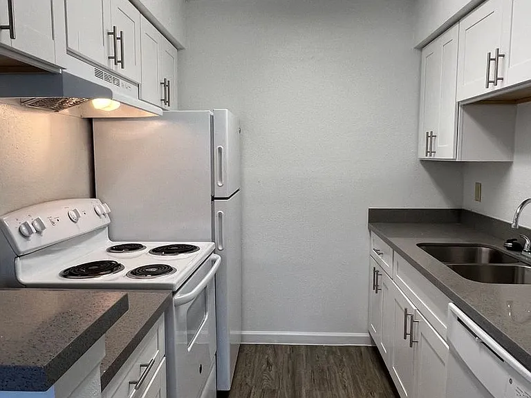 Emerald Cove Apartments — Photo 17