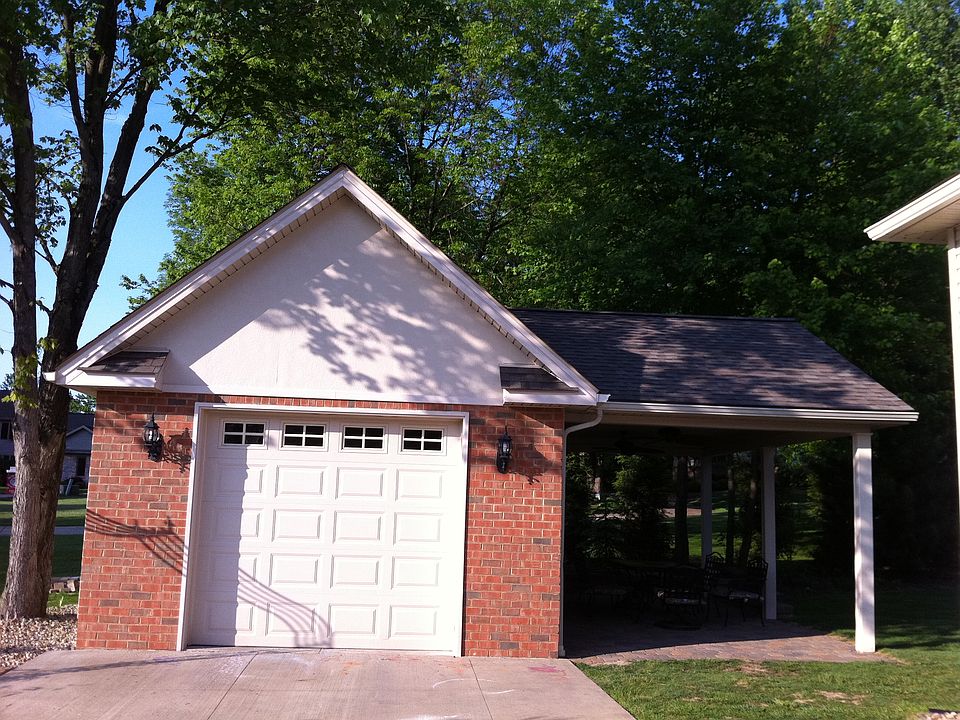Detached garage w/ patio