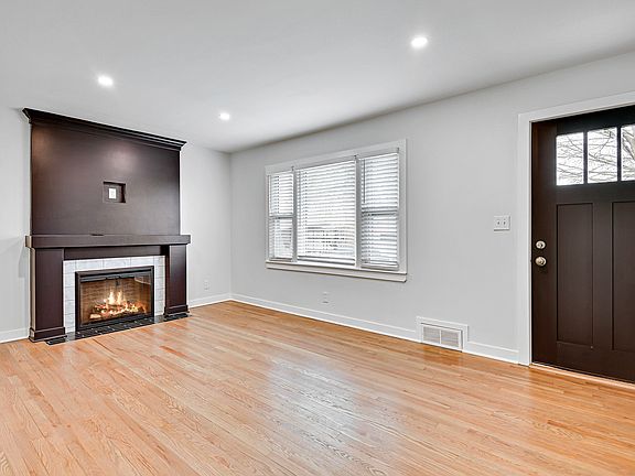 3rd image of 5816 Dearborn St