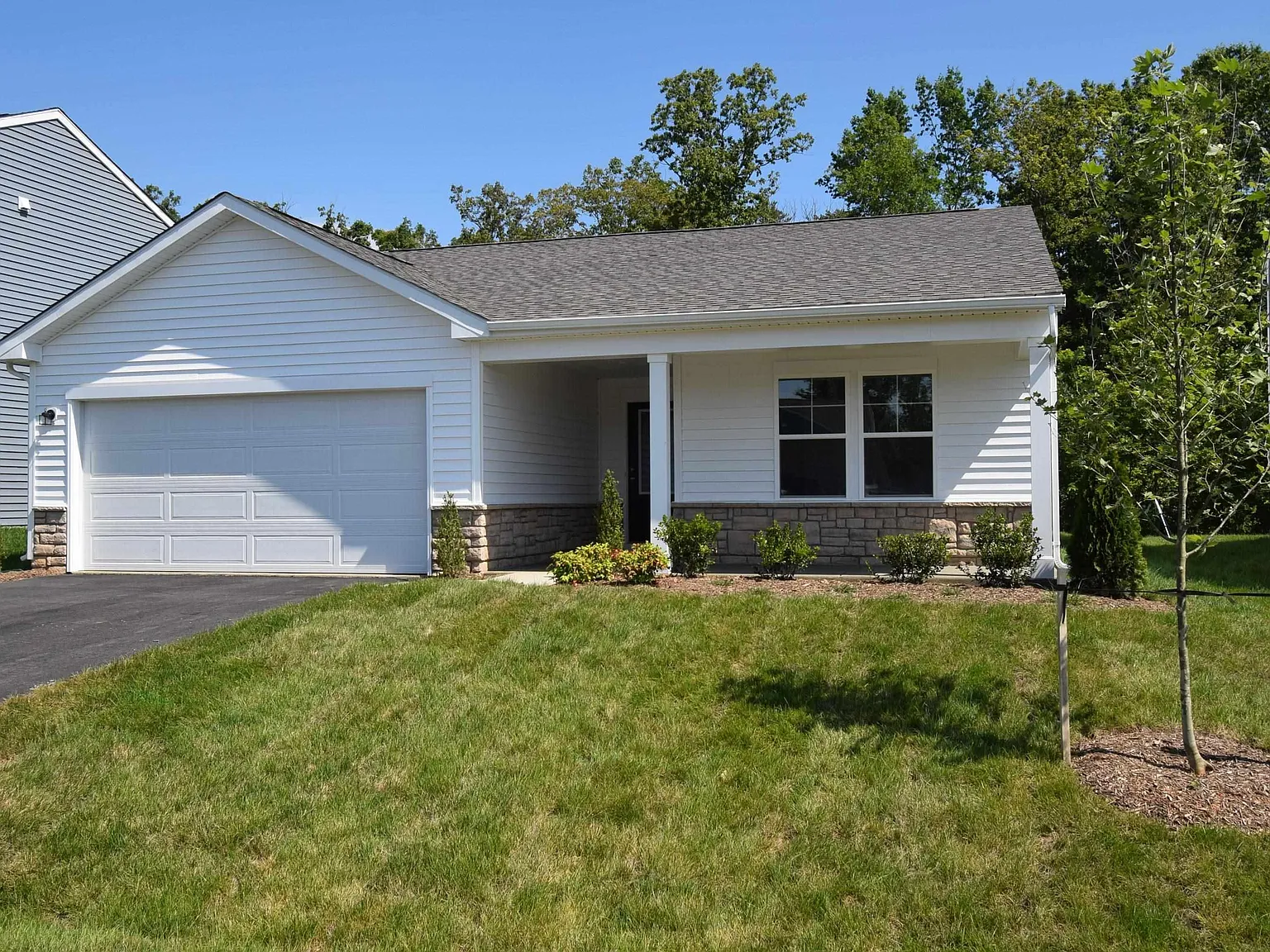 3 bed, 2.0 bath, 1556 sqft, $2,500 — Photo 2