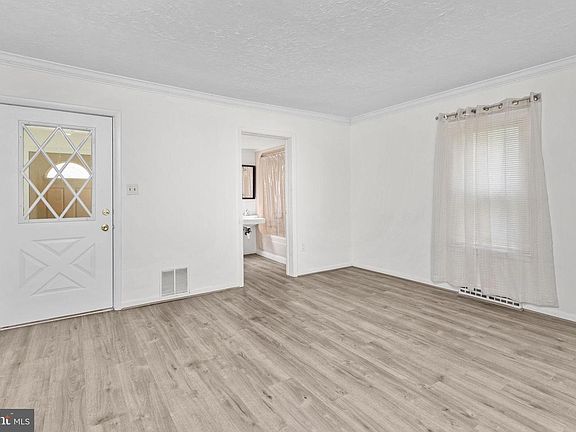 5th image of 127 Green Ln