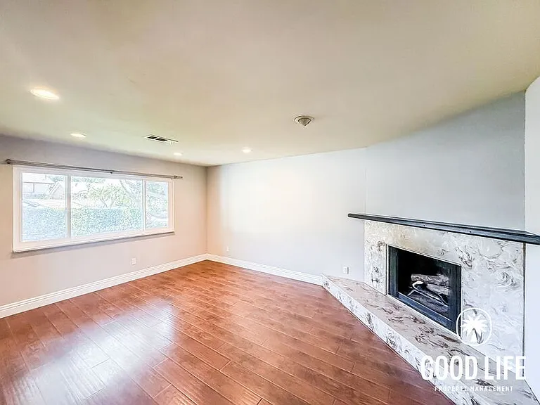 1031 Emelita St — Photo 2