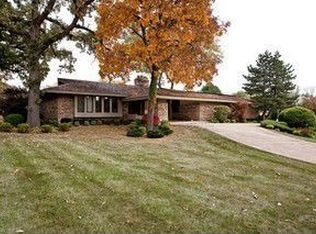 1 Croydon Ln, Oak Brook, IL 60523