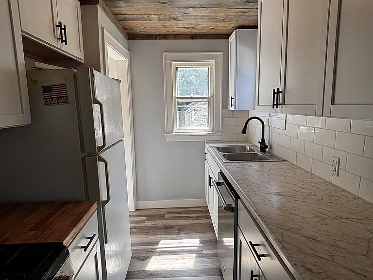 242 Abbie St SE — Photo 2