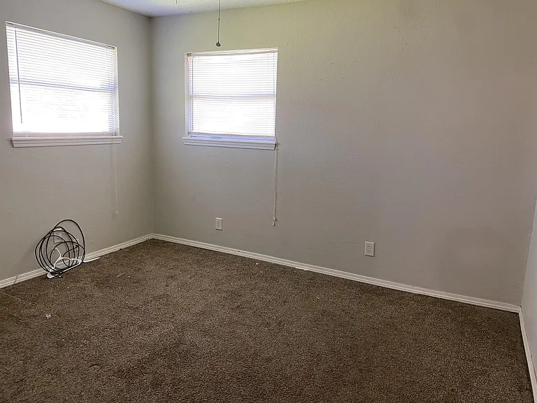 429 E Hillcrest Ln — Photo 11