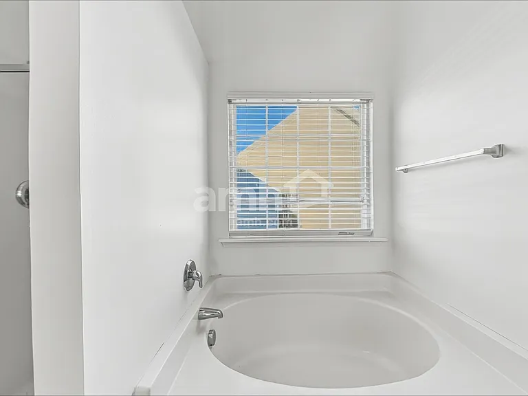1010 Golden Crest Dr — Photo 16