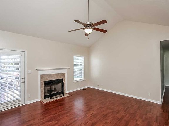 3rd image of 3883 Mackenzie Dr
