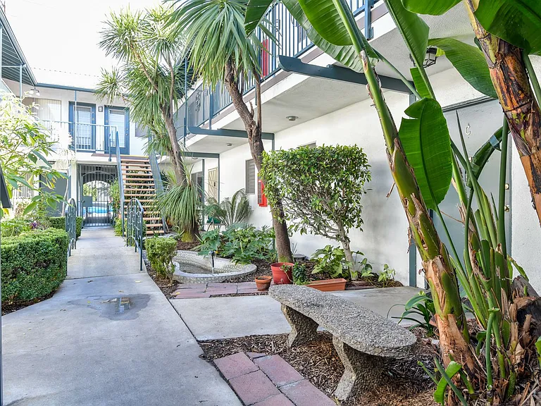 1799 N Hollywood Way — Photo 45