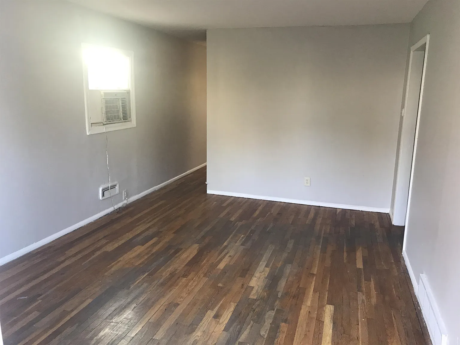 869 Bassett Ave photo 1