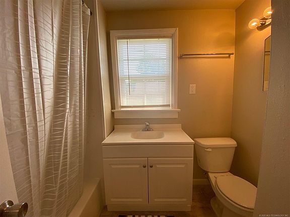 5th image of 1547 S Knoxville Ave #C