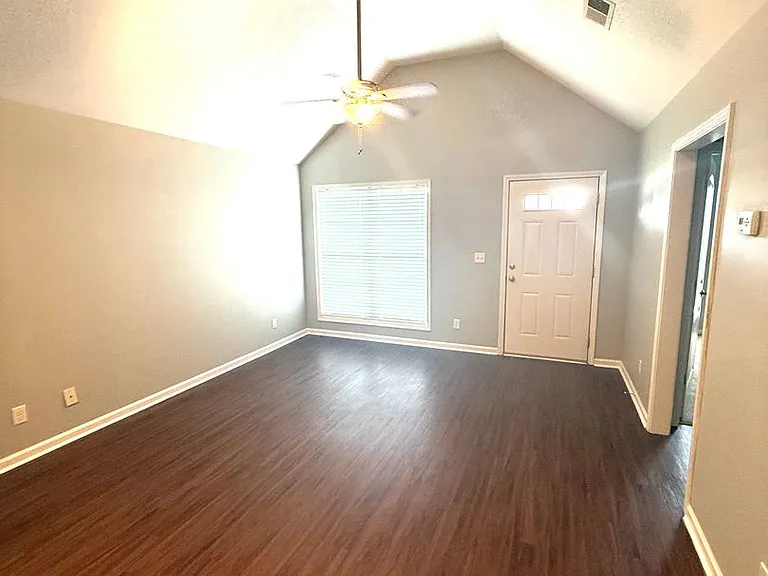 6320 Burbank Crossing Loop — Photo 3