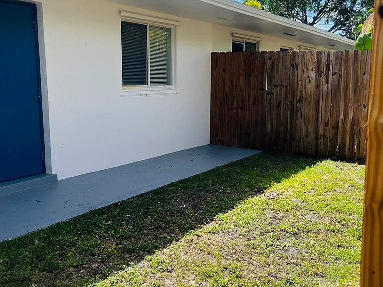 590 NW 40th Ct — Photo 5
