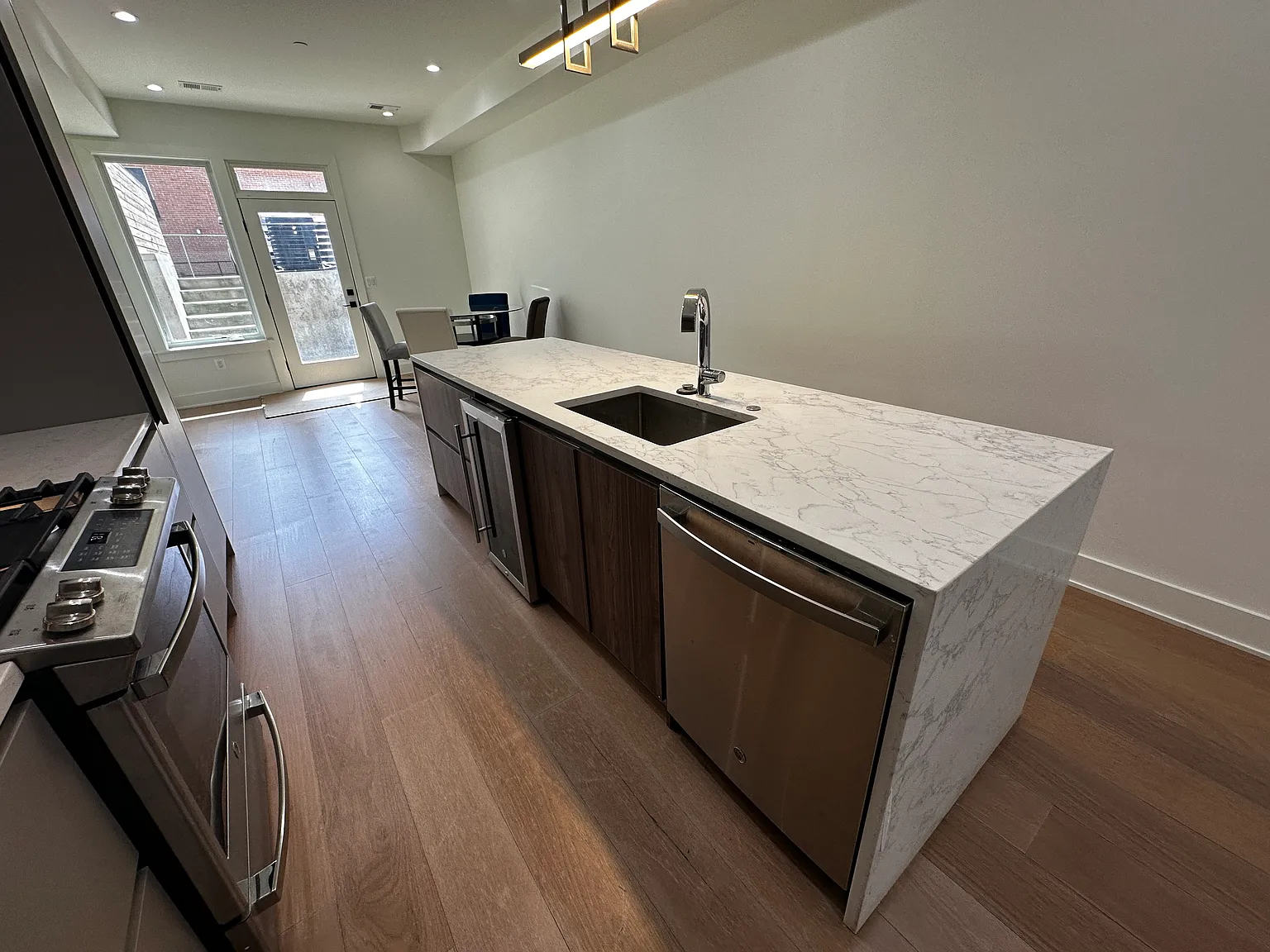 2 bed, 2.5 bath, 1209 sqft, $3,800 — Photo 2