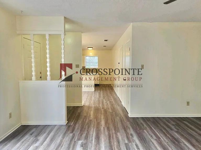115 Queens Ct — Photo 5