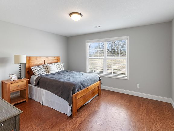 4th image of 218 Hillcrest St