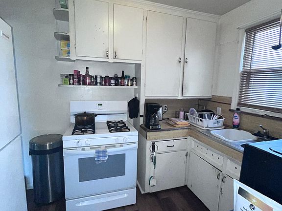 4th image of 19403 Stahelin Ave